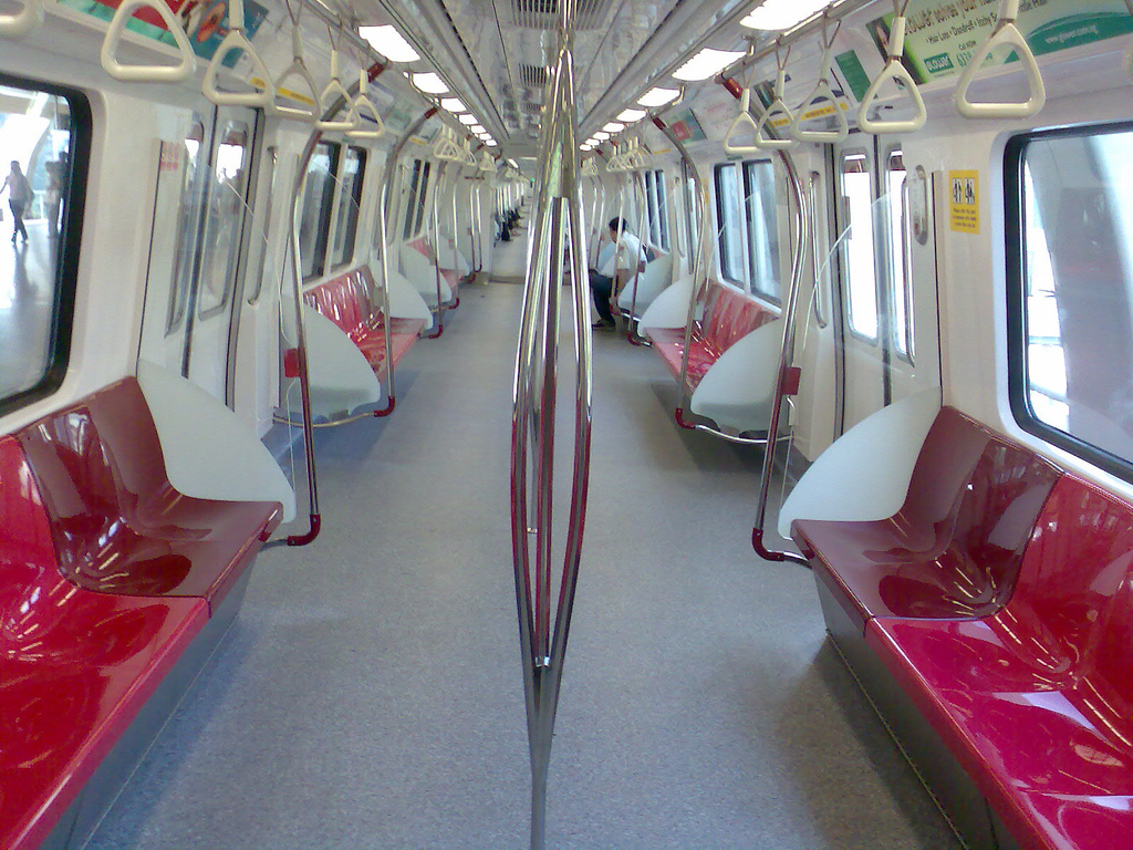 5 ข้อควรปฏิบัติกับการเล่นเกมบนรถไฟฟ้า