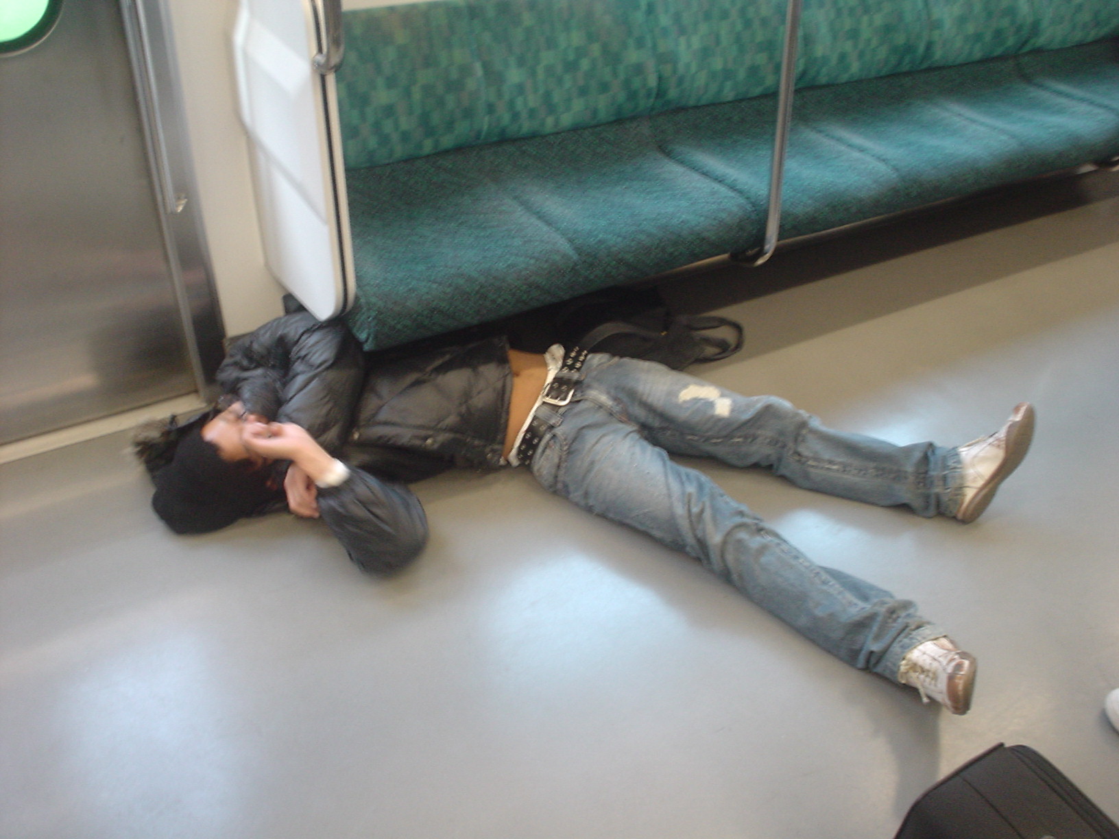 5 ข้อควรปฏิบัติกับการเล่นเกมบนรถไฟฟ้า
