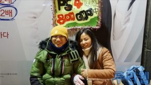 ตัวจริง! สองสามีภรรยาเกมเมอร์เกาหลีตั้งเต้นท์ข้ามวันรอซื้อ PS4