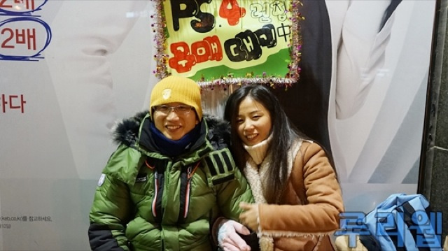 สองสามีภรรยาเกมเมอร์เกาหลีตั้งเต้นท์ข้ามวันรอซื้อ PS4 (2)