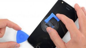 Motorola เป็นผู้ผลิต Smart Phone รายแรกที่เปิดขายชุดซ่อมโทรศัพท์ให้ลูกค้าซื้อไปซ่อมเอง