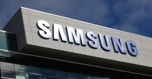 Samsung ลบโฆษณาล้อเลียน Apple ไม่แถมหัวชาร์จแบตเตอรี่ใน iPhone 12 แล้ว