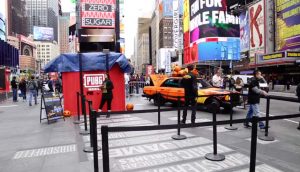 ชาวอเมริกาถึงกับงง เมื่ออยู่ดี ๆ ก็มี Air Drop ตกใส่ Times Square