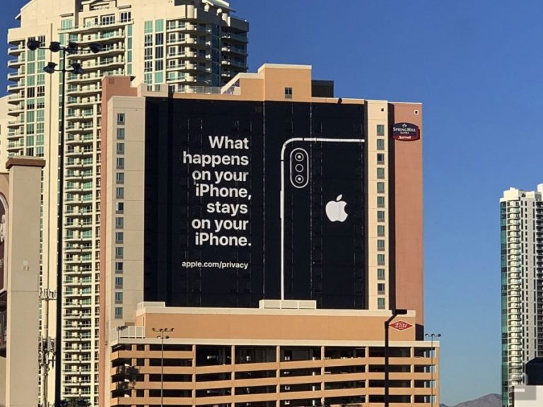 Apple ซื้อป้ายโฆษณา ทำข้อความล้อเลียนคู่แข่งเรื่อง Privacy 2 Apple ซื้อป้ายโฆษณา ทำข้อความล้อเลียนคู่แข่งเรื่อง Privacy