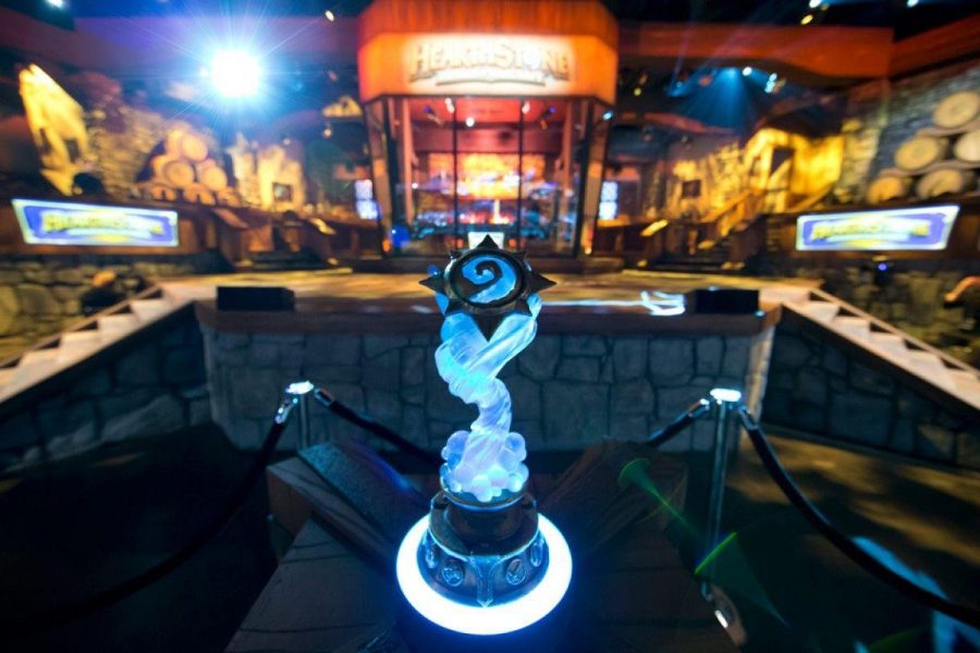 รายต่อไปจาก Heroes of the Storm ? เเบบสำรวจลึกลับที่ถามถึงอนาคตของ Hearthstone 1 the hearthstone world championship winner s trophy