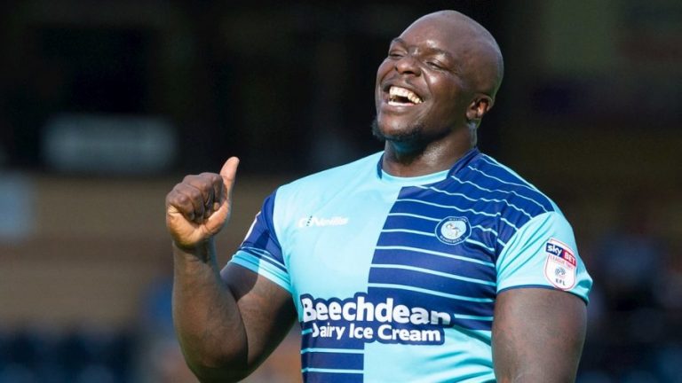 การ์ด FUT ใน FIFA เต็มร้อยใบแรกตกเป็นของ Akinfenwa