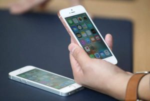 ผู้ใช้ iOS หลายราย พบปัญหาเปิดกล้องเอง ระหว่างการเล่น Facebook