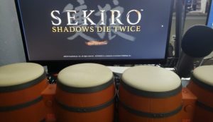 โคตรเทพ ! เซียนเกมเล่น Sekiro จนจบได้โดยใช้จอยกลอง Donkey Kong