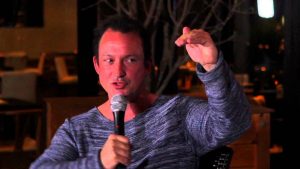 Chris Avellone เผย อยากมีส่วนร่วมในการเขียนบทเกม Overwatch และ The Witcher