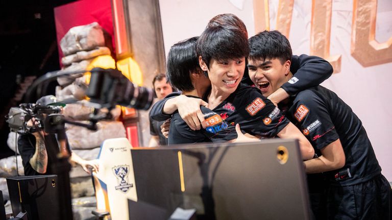 Phoenix Fly !! FPX ถล่มเจ้าบ้าน G2 Esports คาถิ่น 3-0 คว้าแชมป์ LoL Worlds 2019 1 skysports worlds fpx league of legends 4824188
