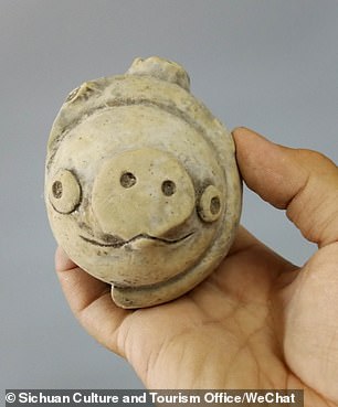 นักโบราณคดีจีนค้นพบรูปปั้นดินเผาอายุ 4,000 ปี ที่รูปหน้าเหมือนเจ้าหมูเขียวในเกม Angry Birds 3 31324958 8571643 An ancient clay pig figurine has caused an internet sensation fo a 14 1596020739068