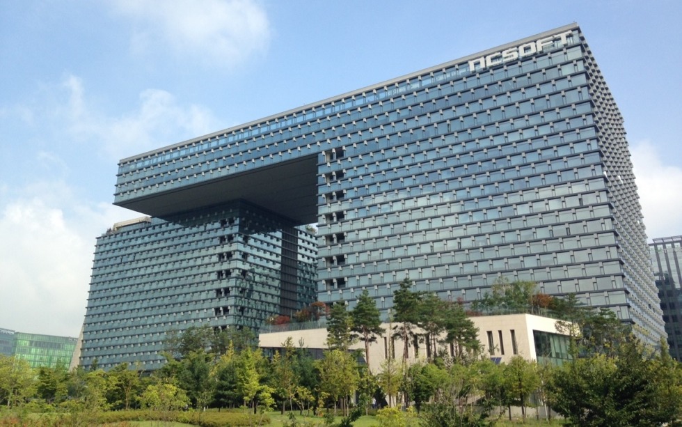 NCSoft ใช้มาตรการ Gate Off ในการไม่ให้พนักงานที่ทำงานมากเกินไปเข้ามายังสำนักงาน 1 NCSOFT office building
