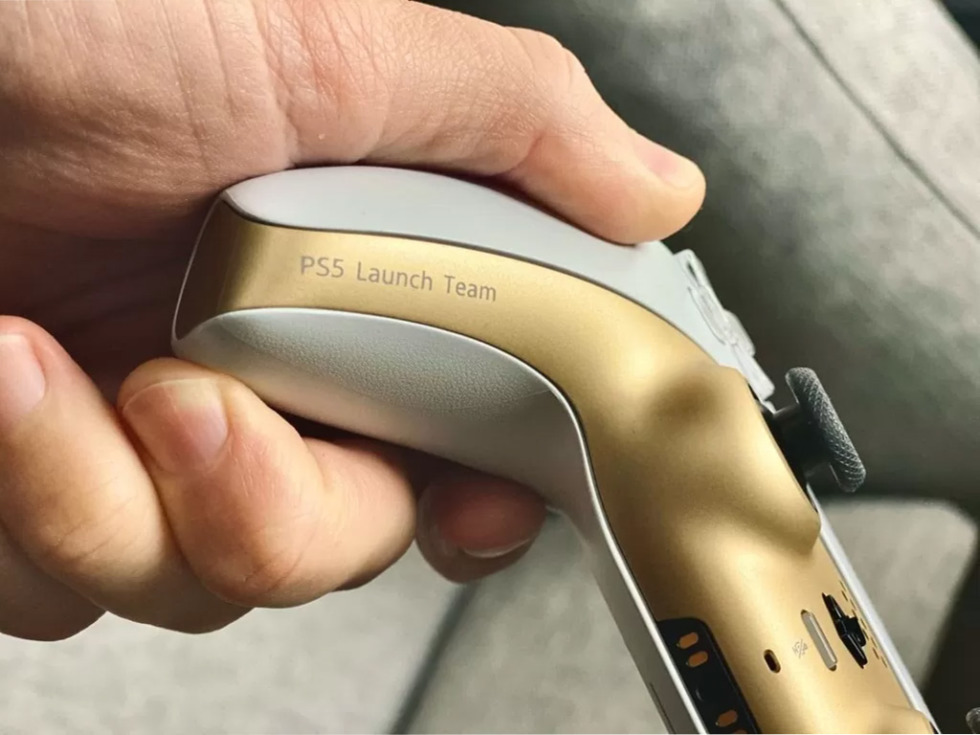 จอยคอนโทรลเลอร์ DualSense สีทองขาว เป็นสีพิเศษสำหรับพนักงาน PlayStation เท่านั้น