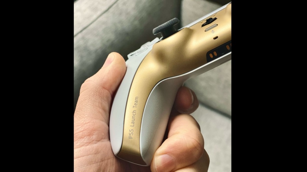 จอยคอนโทรลเลอร์ DualSense สีทองขาว เป็นสีพิเศษสำหรับพนักงาน PlayStation เท่านั้น 2