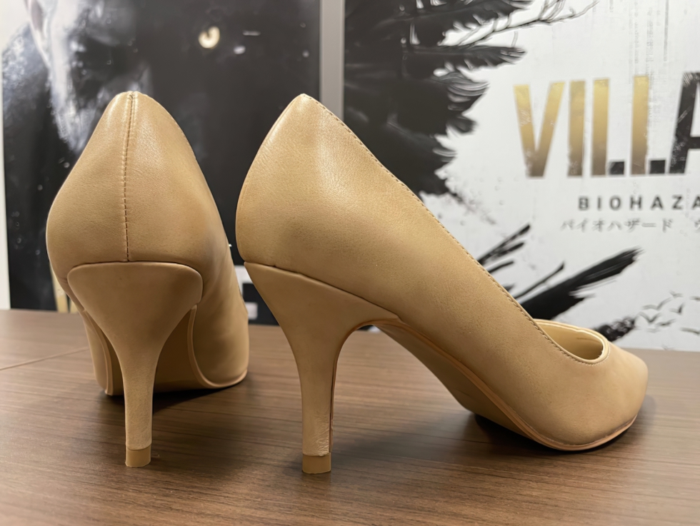 เผยภาพ Concept Art ของ Lady Dimitrescu และเหล่าลูกสาว จาก Resident Evil Village 4 resident evil village high heel