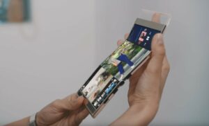 Samsung เผยวิดีโอสาธิต สมาร์ตโฟนต้นแบบสามารถพับหน้าจอได้ 2 ชั้น เปลี่ยนมือถือกลายเป็นนาฬิกาตั้งโต๊ะได้