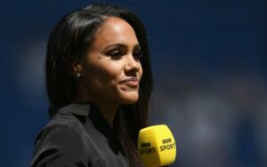 Alex Scott เป็นนักบรรยายหญิงคนแรกในประวัติศาสตร์ ได้บรรยายการแข่งขันภาษาอังกฤษ ใน FIFA 22