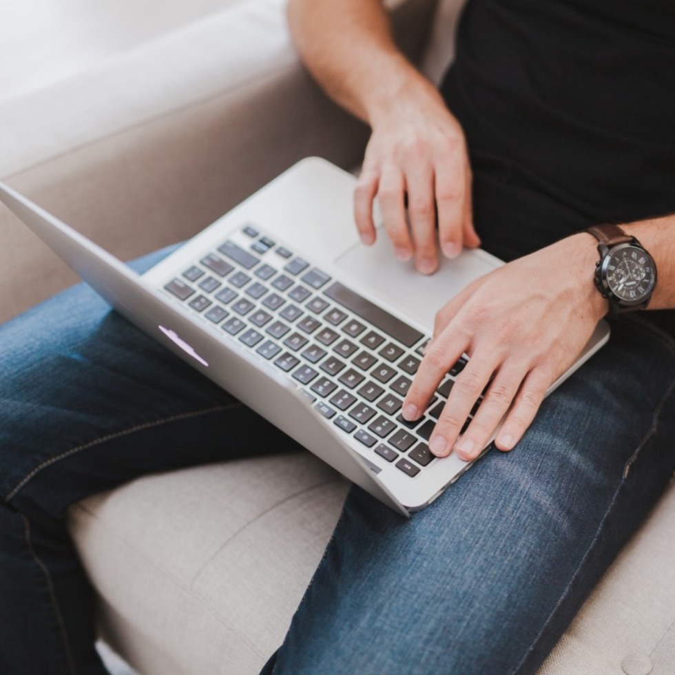 7 เรื่องที่หลายคนเข้าใจผิดเกี่ยวกับการใช้งานโน้ตบุ๊ก 6 Is your laptop causing pigmentation on your thighs min