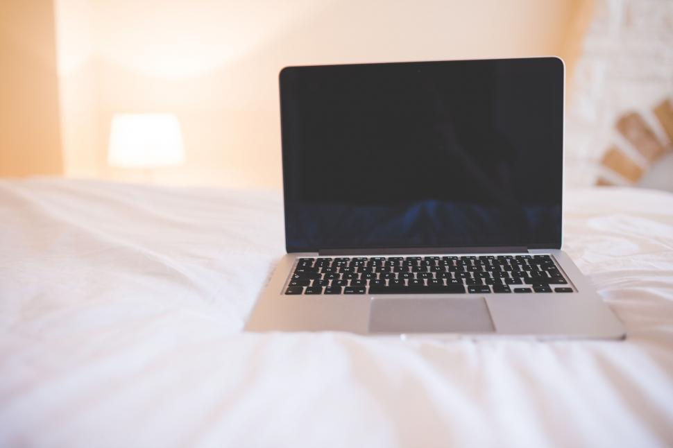7 เรื่องที่หลายคนเข้าใจผิดเกี่ยวกับการใช้งานโน้ตบุ๊ก 4 laptop on bed