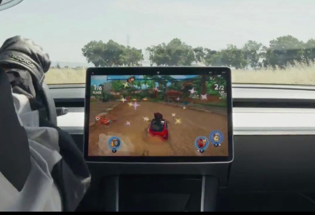 Tesla รับปากเตรียมแก้ระบบ Passenger Play ไม่ให้ใช้งานตอนรถวิ่งเพื่อความปลอดภัยแล้ว 1 Tesla Passenger Play