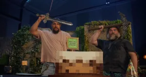 Jason Momoa และ Jack Black สองนักแสดงนำในภาพยนตร์ Minecraft ร่วมฉลอง 15 ปีของเกม