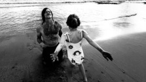 Norman Reedus โพสต์รูปถ่ายกับลูกสาวลง IG แต่แฟน ๆ นึกว่ารูปในเกม Death Stranding