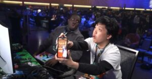 ผู้เล่นงาน Combo Breaker 2026 สุ่มกาชาเกม Umamusume ก่อนแข่ง เปิดได้ Curren Chan ตัวหน้าตู้พอดีเป๊ะ