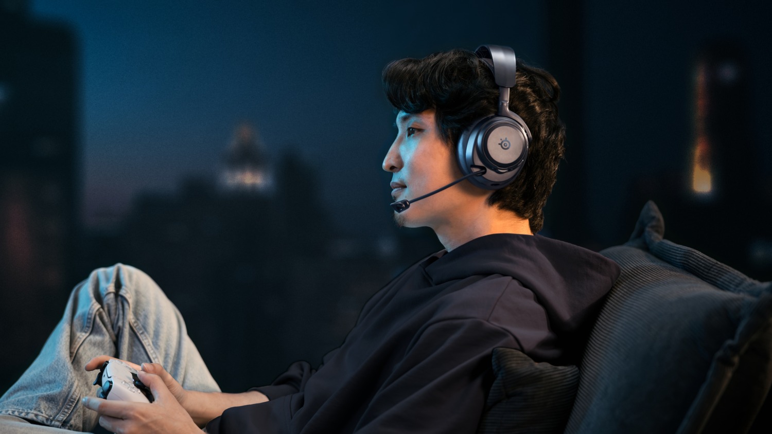 STEEL SERIES ARCTIS NOVA PRO OMNI กุญแจปลดล็อกสู่ระบบเสียง Hi-Res ที่ครอบคลุมที่สุด 3 Arctis Nova Pro Omni Midnight Blue Lifestyle Indoor 02 4k