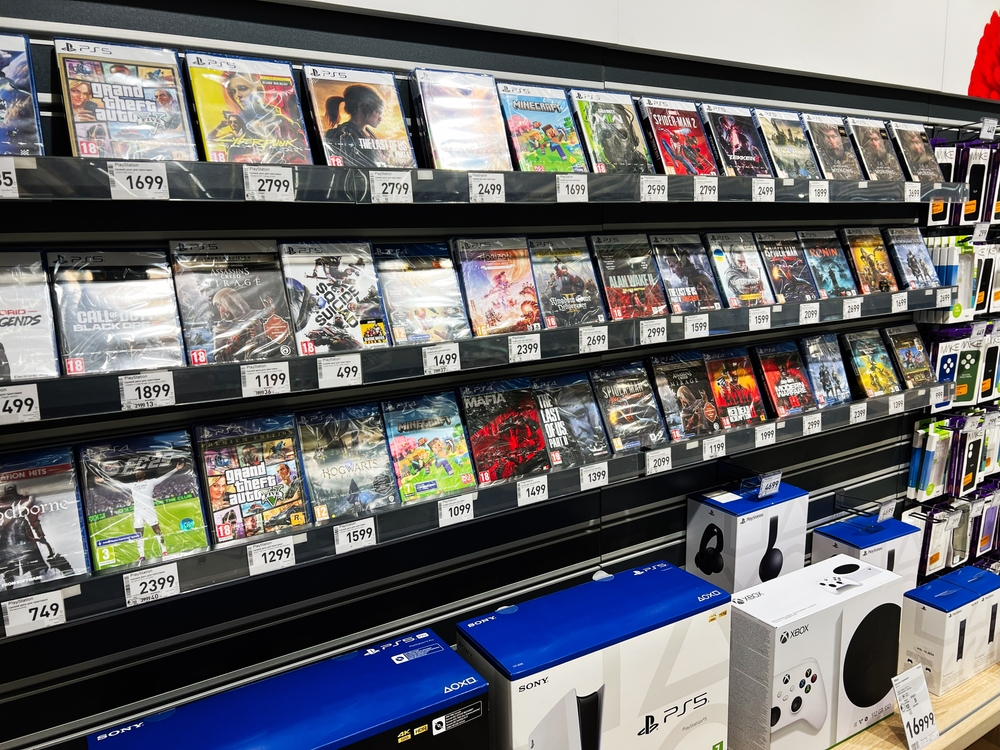 เราเข้าใกล้ยุคอวสานเกมแผ่นหรือยัง ? 2 Lviv,,ukraine, ,february,13,,2025:,a,retail,display,featuring