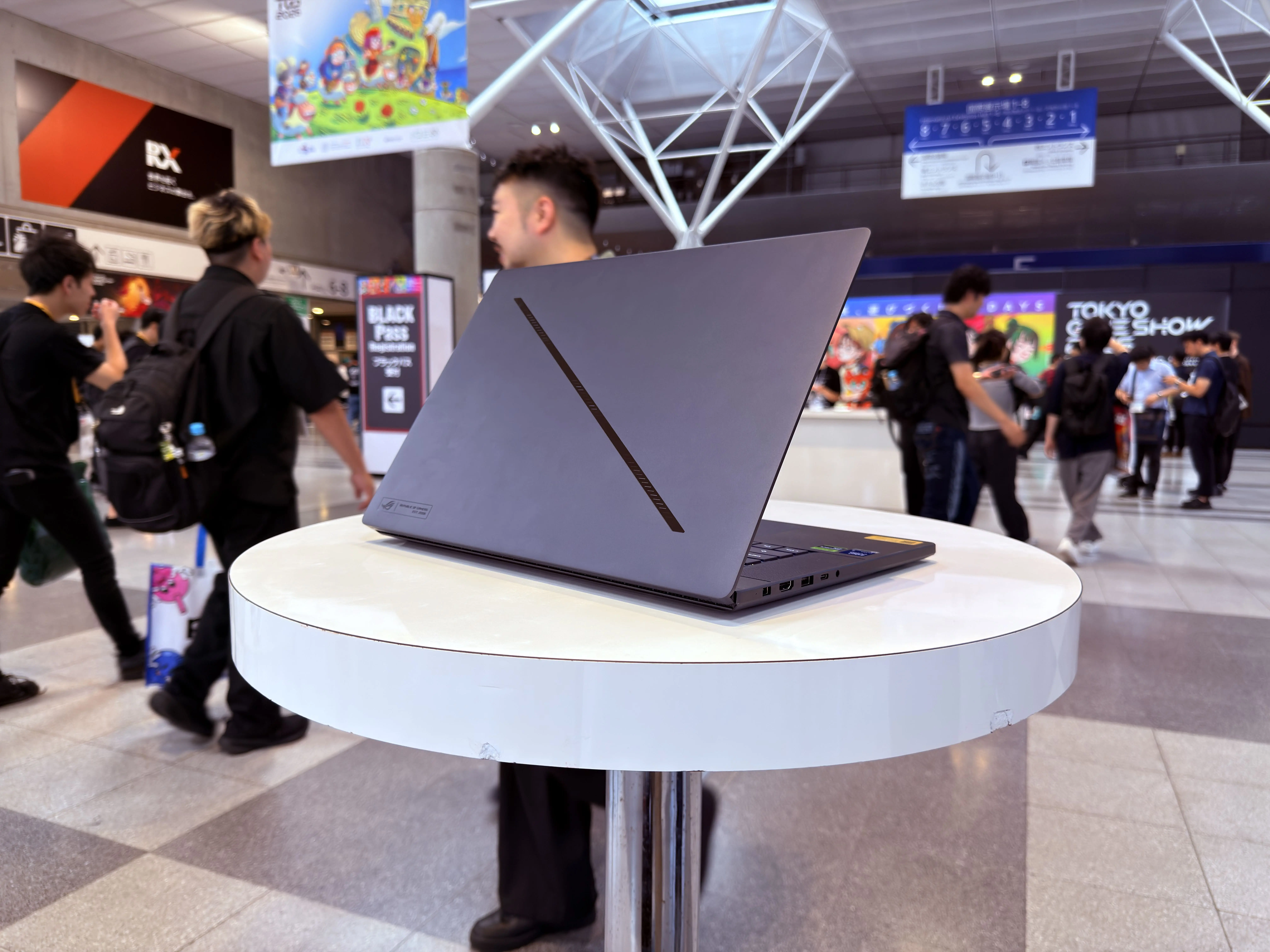 พา ROG Zephyrus G16 (2026) ลุย Tokyo Game Show 2026 | โน้ตบุ๊กที่ไม่ได้มีดีแค่เล่นเกม แต่พร้อมทำงานคอนเทนต์เต็มตัว 5 ROG Zephyrus G16